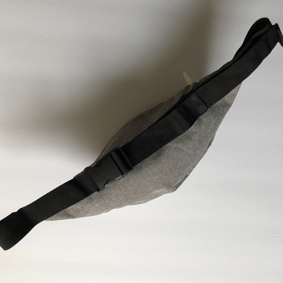 $13💋New VS LOVE PINK Lt Gray/White Fanny Pack - Picture 7 of 8